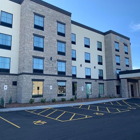 Cobblestone Hotel & Suites - Two Rivers Екстериор снимка