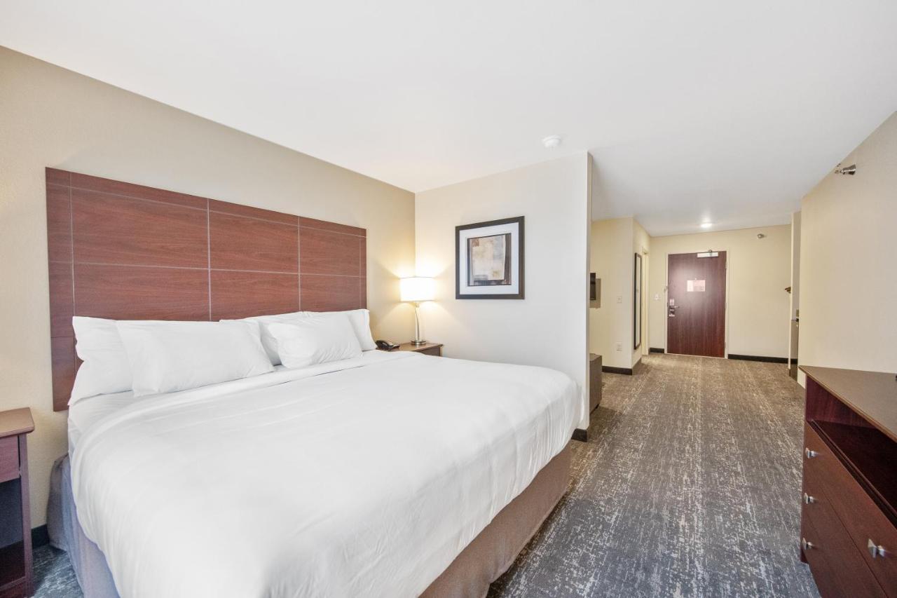 Cobblestone Hotel & Suites - Two Rivers Екстериор снимка