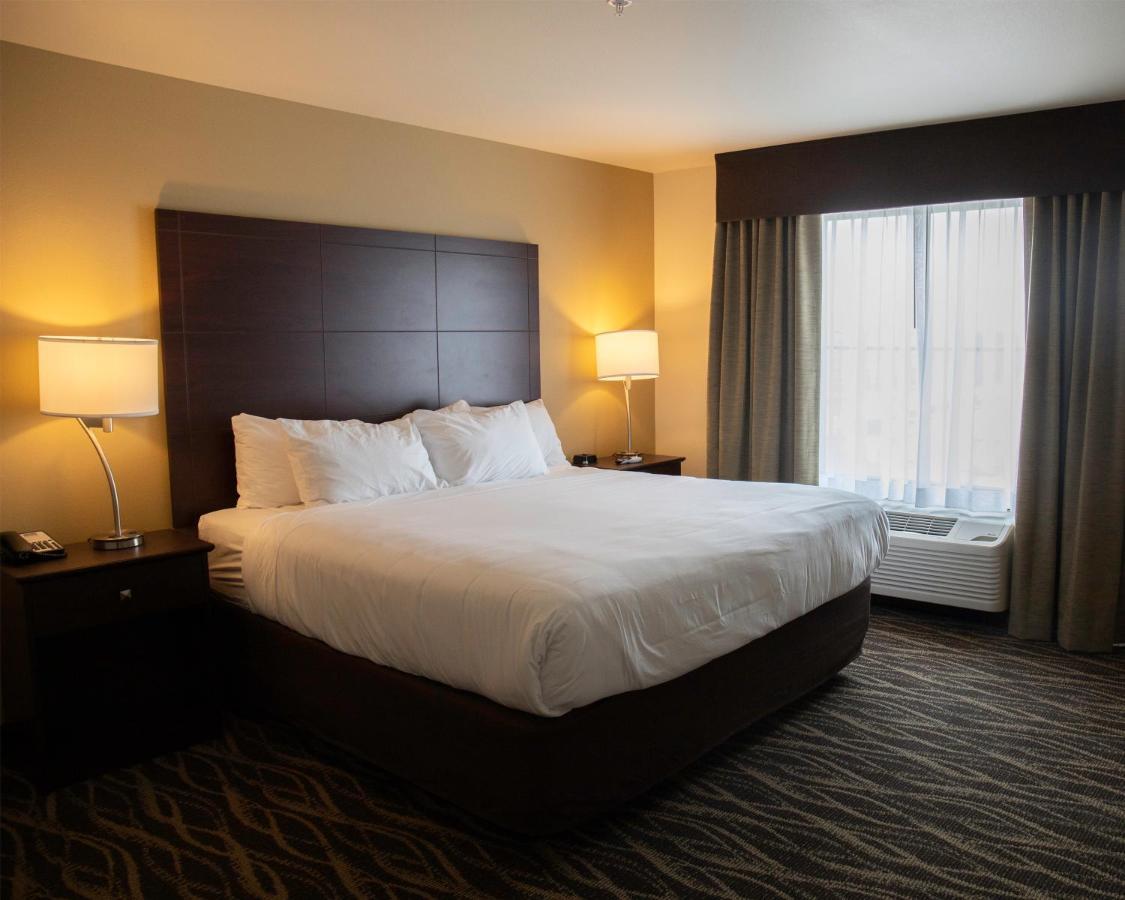 Cobblestone Hotel & Suites - Two Rivers Екстериор снимка