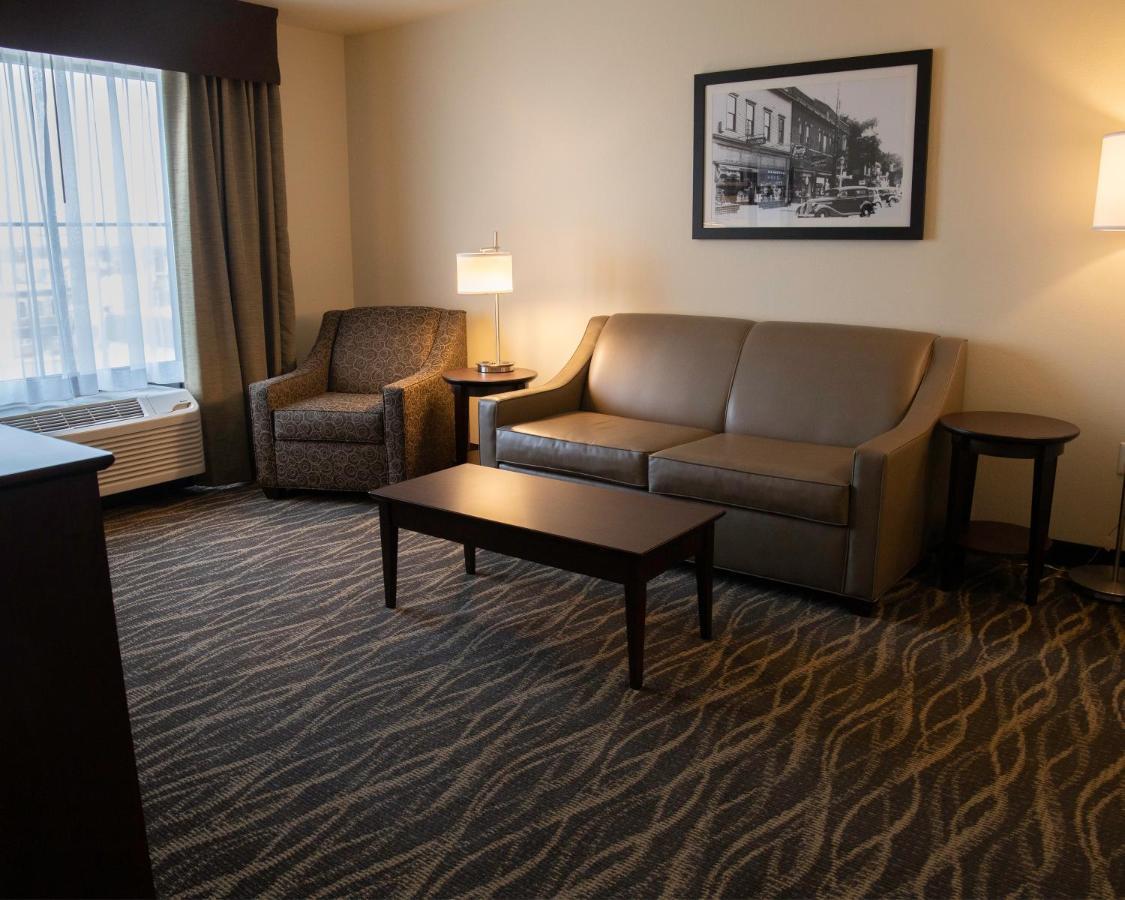 Cobblestone Hotel & Suites - Two Rivers Екстериор снимка