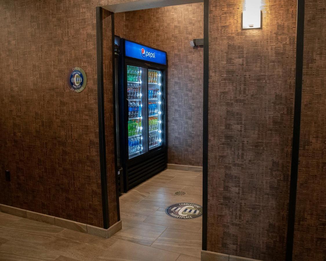 Cobblestone Hotel & Suites - Two Rivers Екстериор снимка