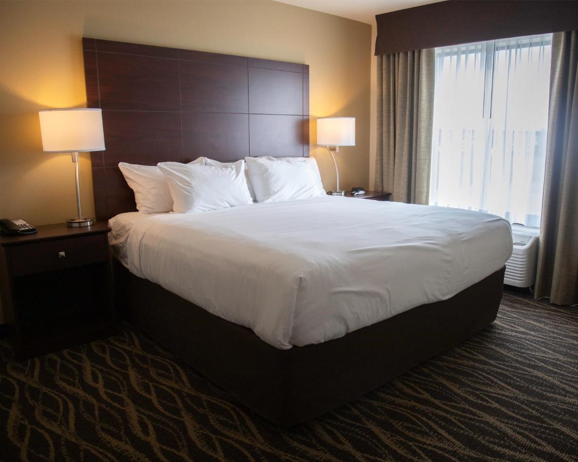 Cobblestone Hotel & Suites - Two Rivers Екстериор снимка