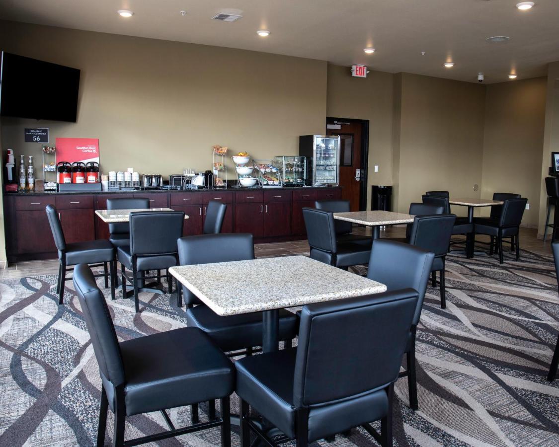 Cobblestone Hotel & Suites - Two Rivers Екстериор снимка
