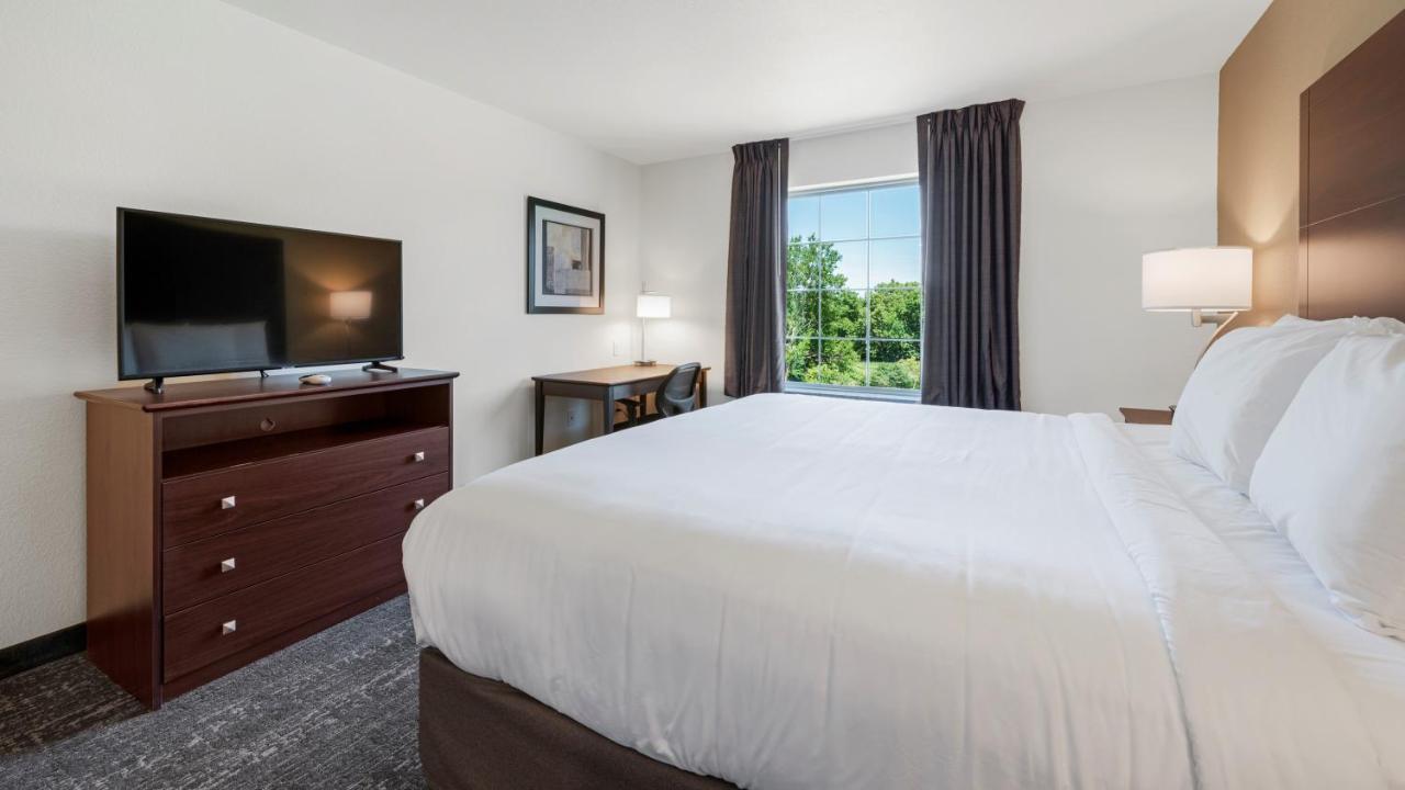 Cobblestone Hotel & Suites - Two Rivers Екстериор снимка