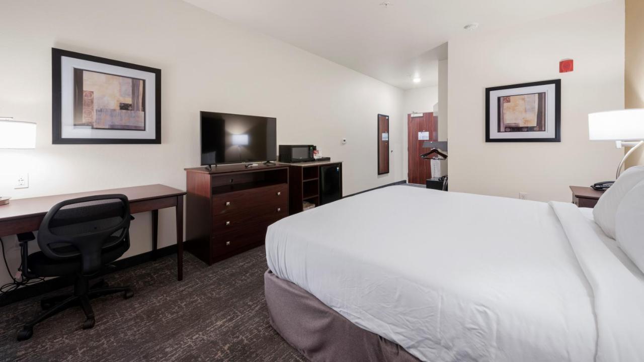 Cobblestone Hotel & Suites - Two Rivers Екстериор снимка