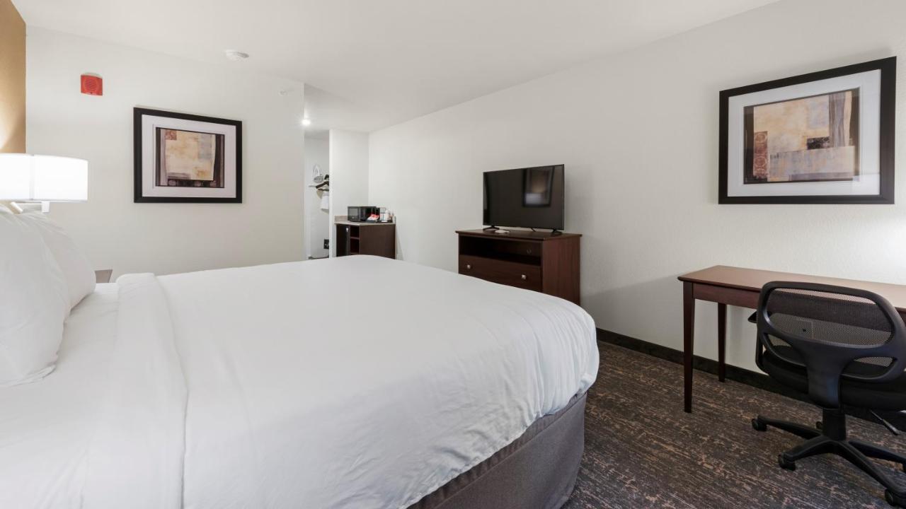 Cobblestone Hotel & Suites - Two Rivers Екстериор снимка
